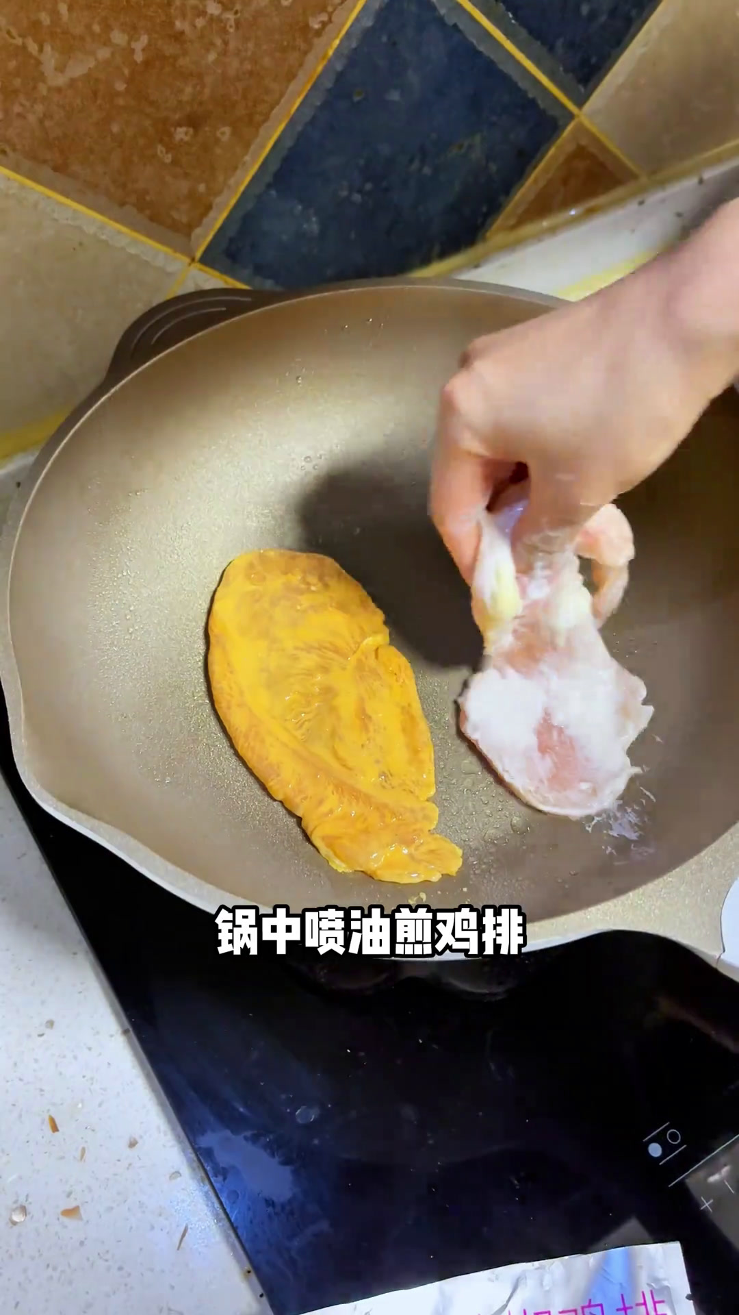 用全麦粉做了几张卷饼,烙了孩子爱吃的玉米烙,煮了一锅雪菜汤年糕,早午饭一块吃了,孩子不上学