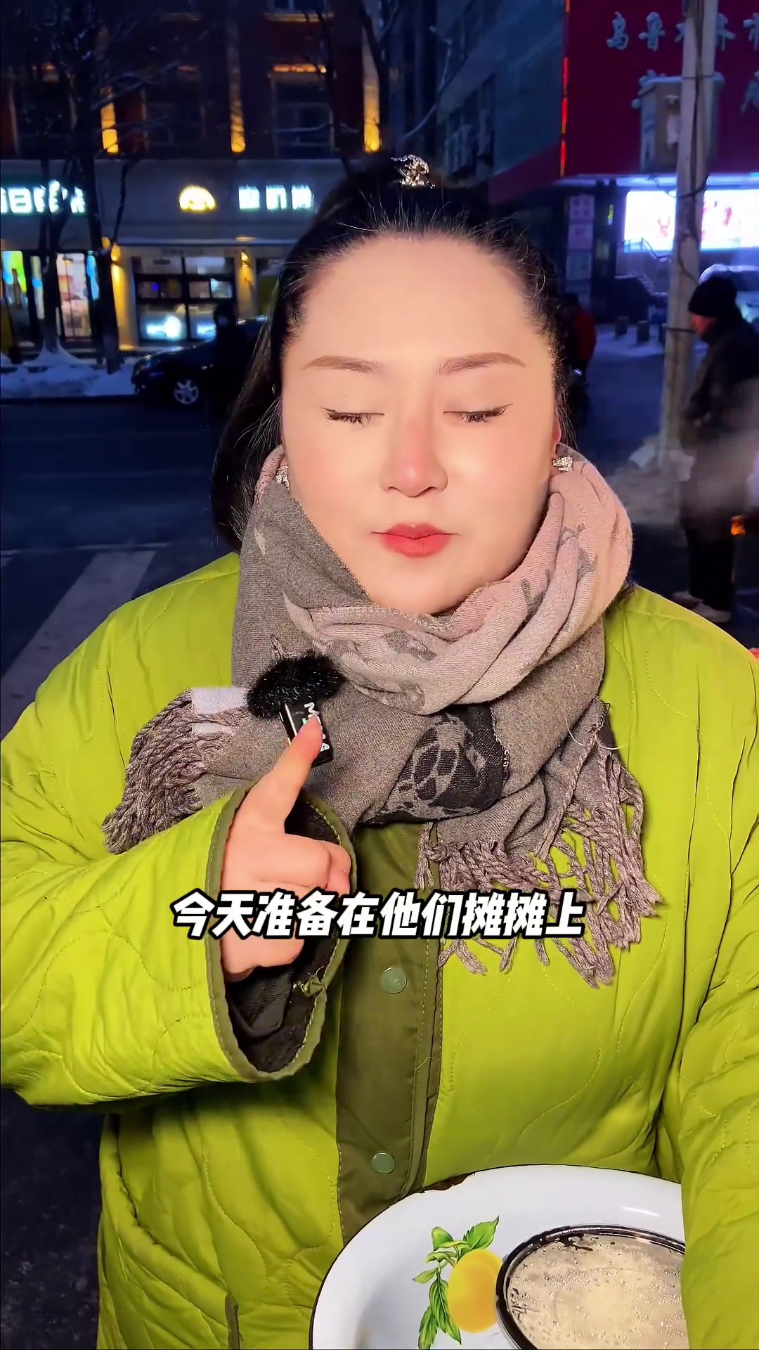 在零下24度乌鲁木齐gai上,半夜12点来一份新疆版的烤肉拌饭,你还别说真有那个滋味,今日