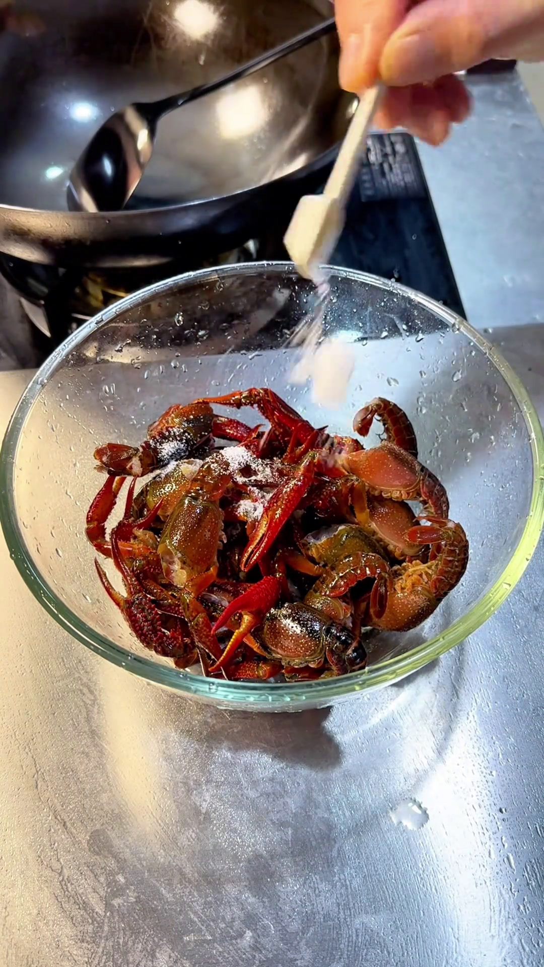 这样做的咸蛋黄焗龙虾不仅鲜香酥脆还很入味美食教程建良教做菜美食官