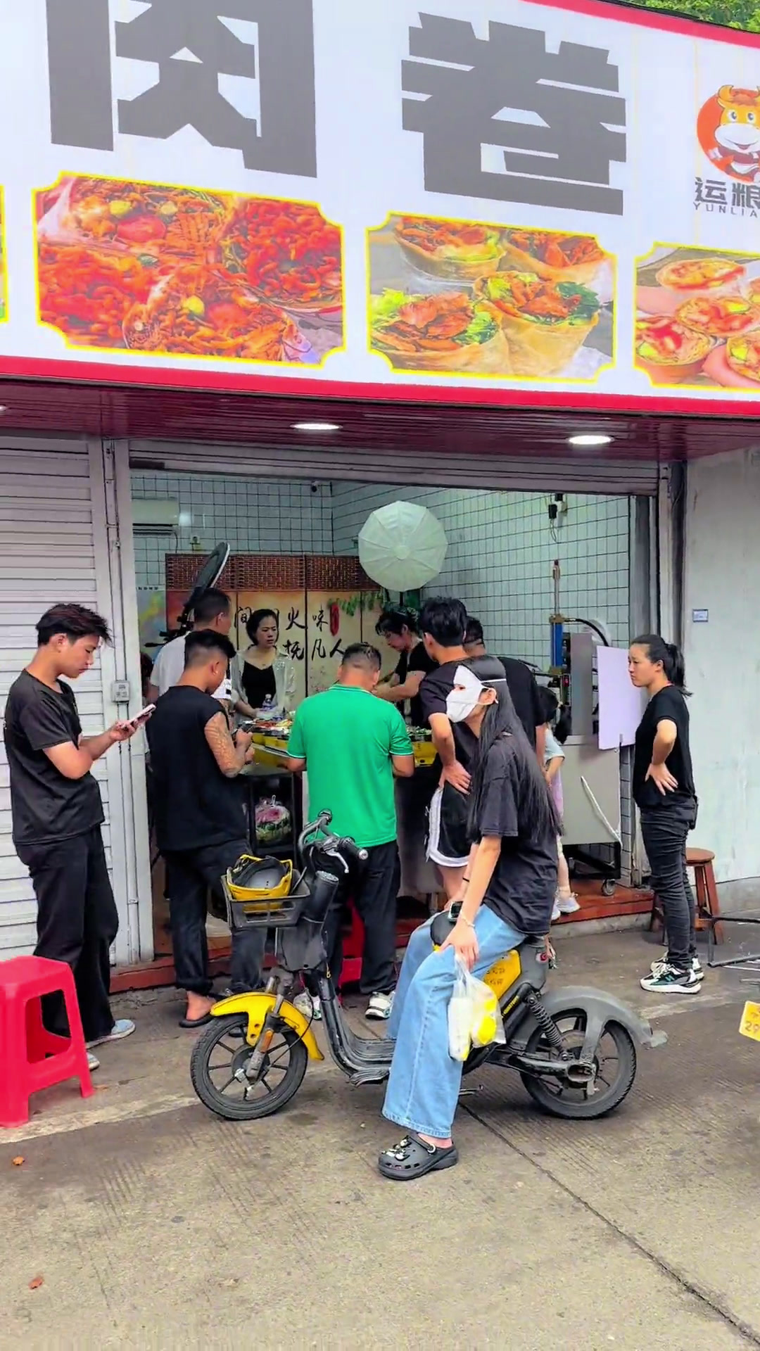 做卤肉卷的林姐(招徒)你觉得卖卤肉卷饼怎么样?记录摆摊生活路边摊美味卤肉卷餐饮行业的女人夜