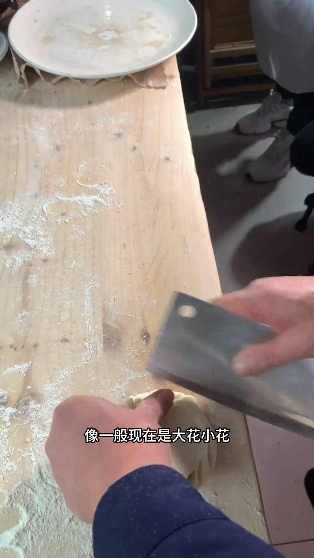 非遗夹着中华名小吃是什么味省饭课代表来商丘了,豫东有名的非遗高炉烧饼,配上中华名小吃垛子羊
