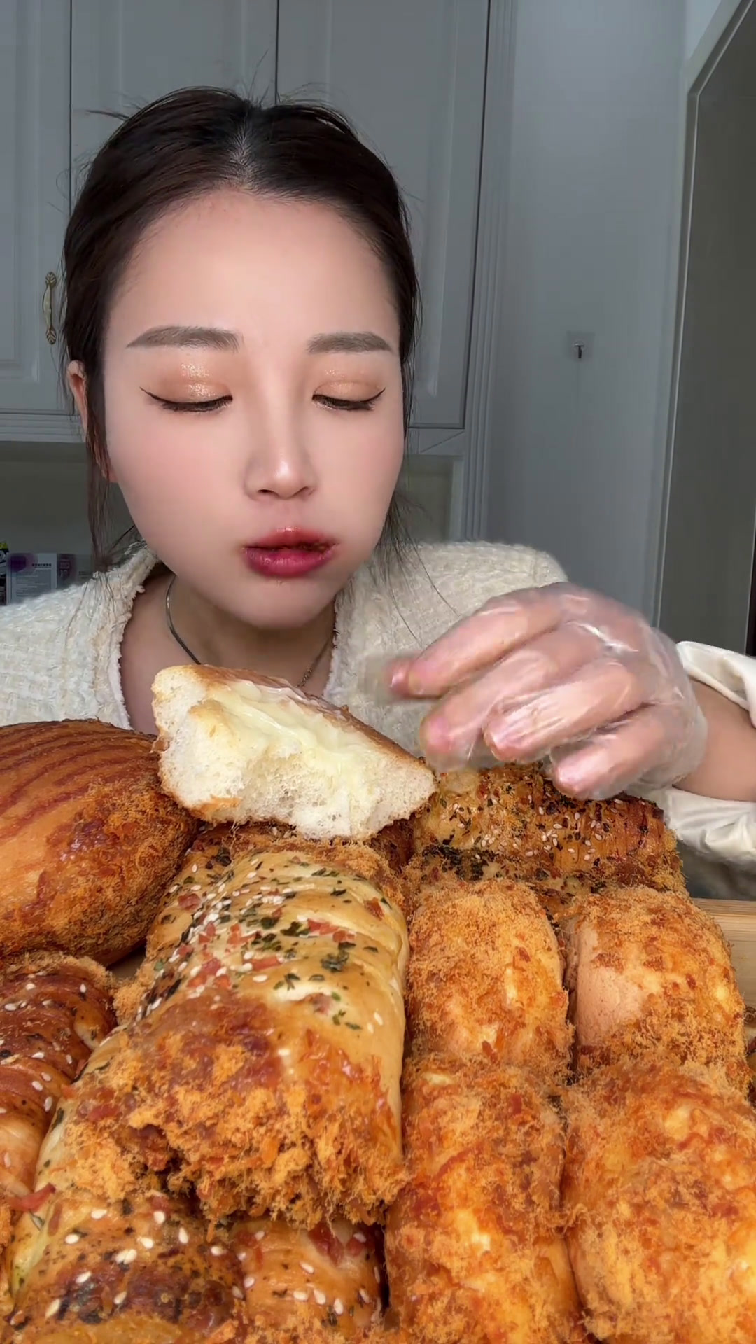 姐妹点的肉松卷来喽!肉松面包吃货美食官妈呀太香了宇子酱的糖果