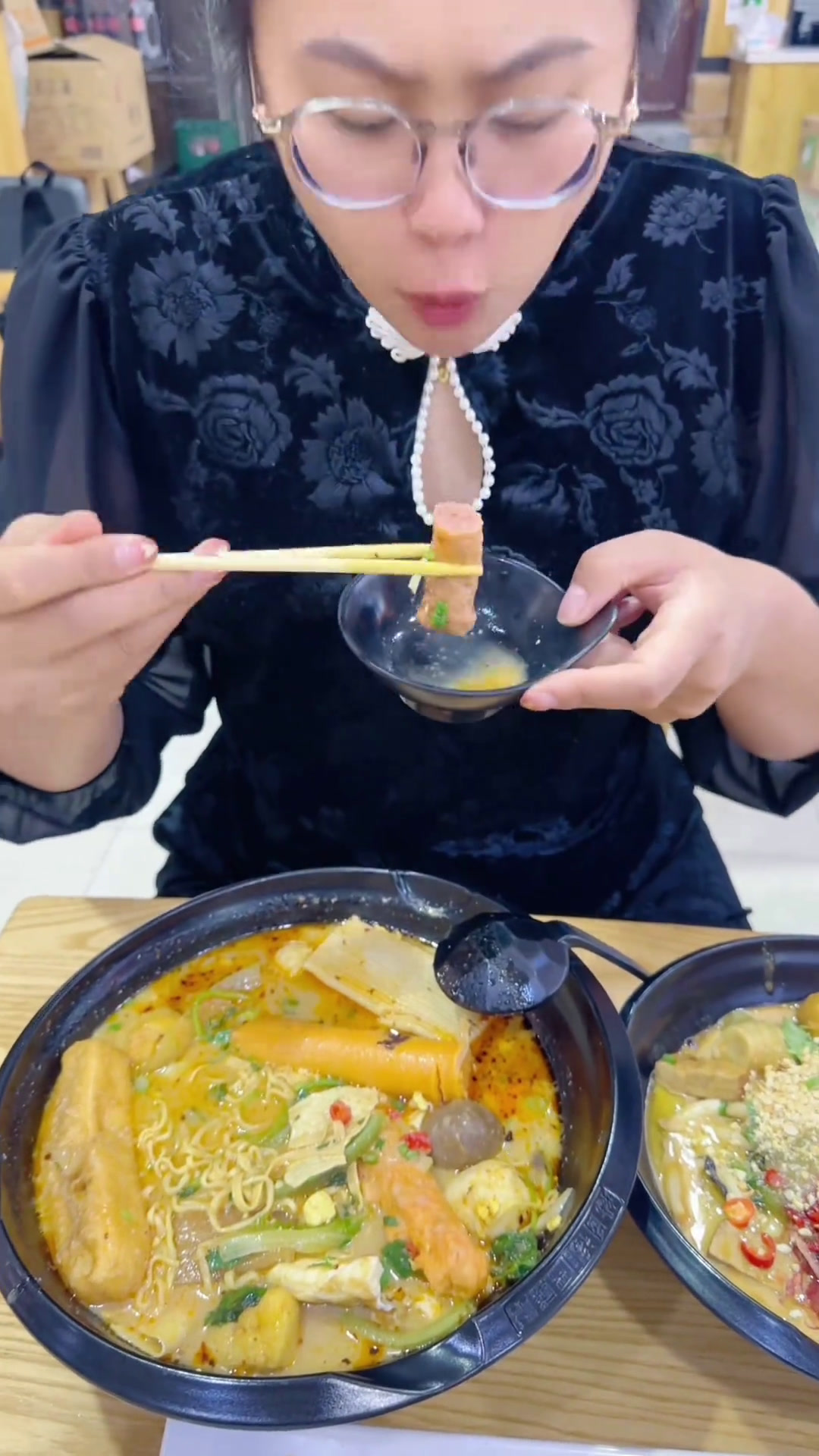 郝女士今天吃麻辣烫,还得加个麻辣拌,自己吃100多的!爱就是一起吃好多好多顿饭夫妻日常妈呀