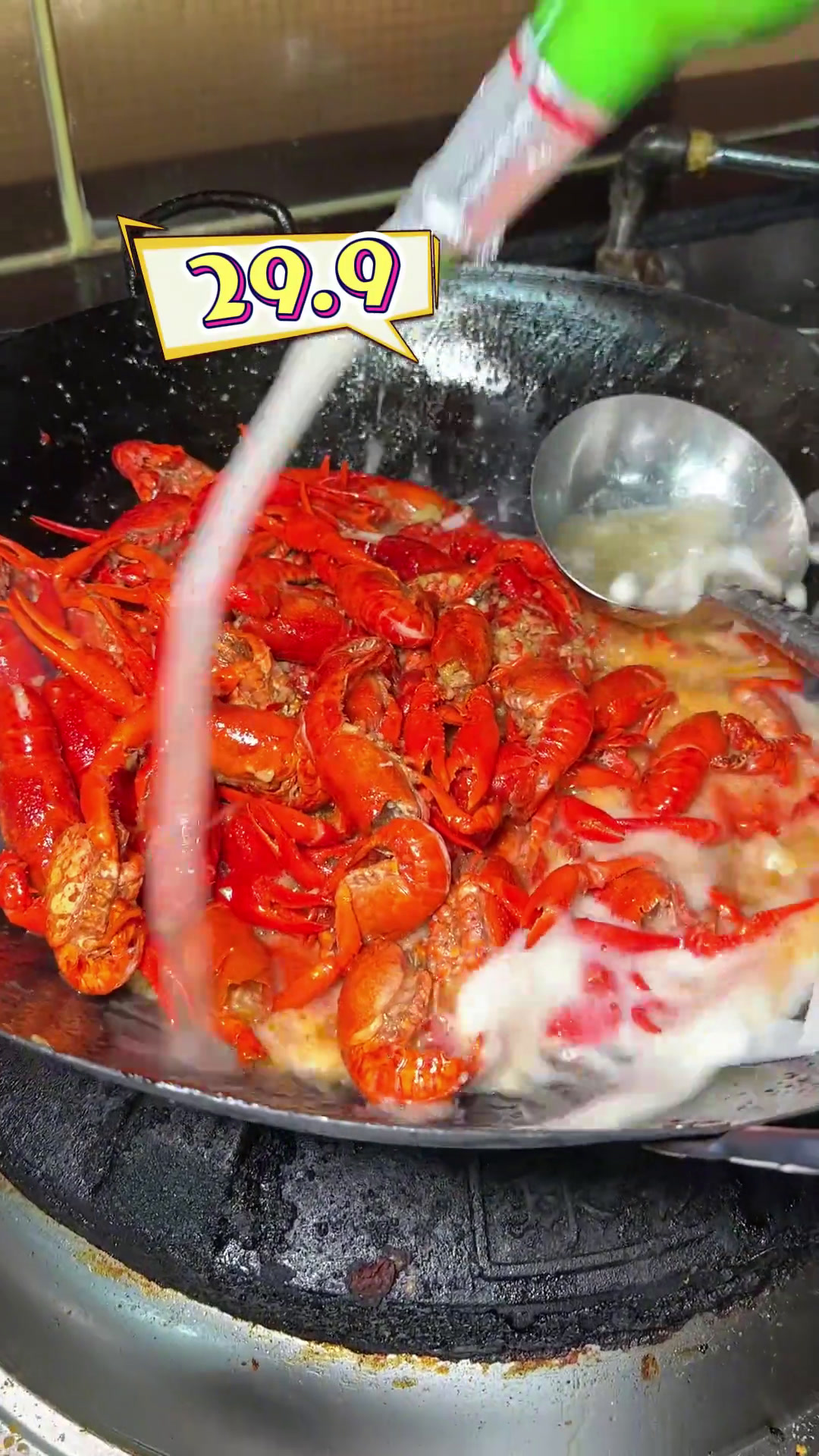 龙年吃的第一顿龙虾虾皇他终于来了,油焖大虾真的好吃吃龙虾的季节美食官美食今年首顿小龙虾安排