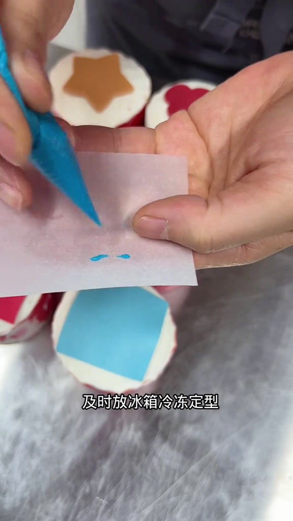 用翻糖和拉线膏做一款这样的蛋糕,很快很快。仙妮贝儿拉线膏生日蛋糕做蛋糕日常