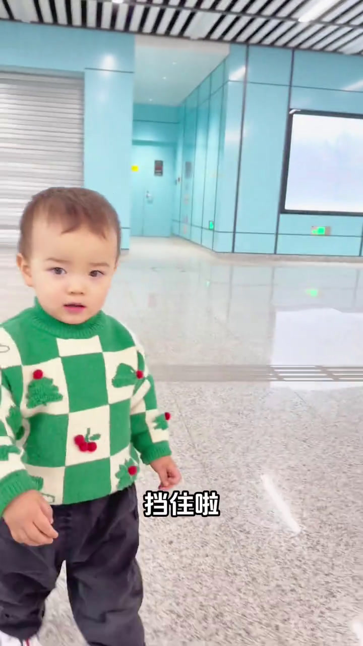 坐地铁去订生日蛋糕(><)