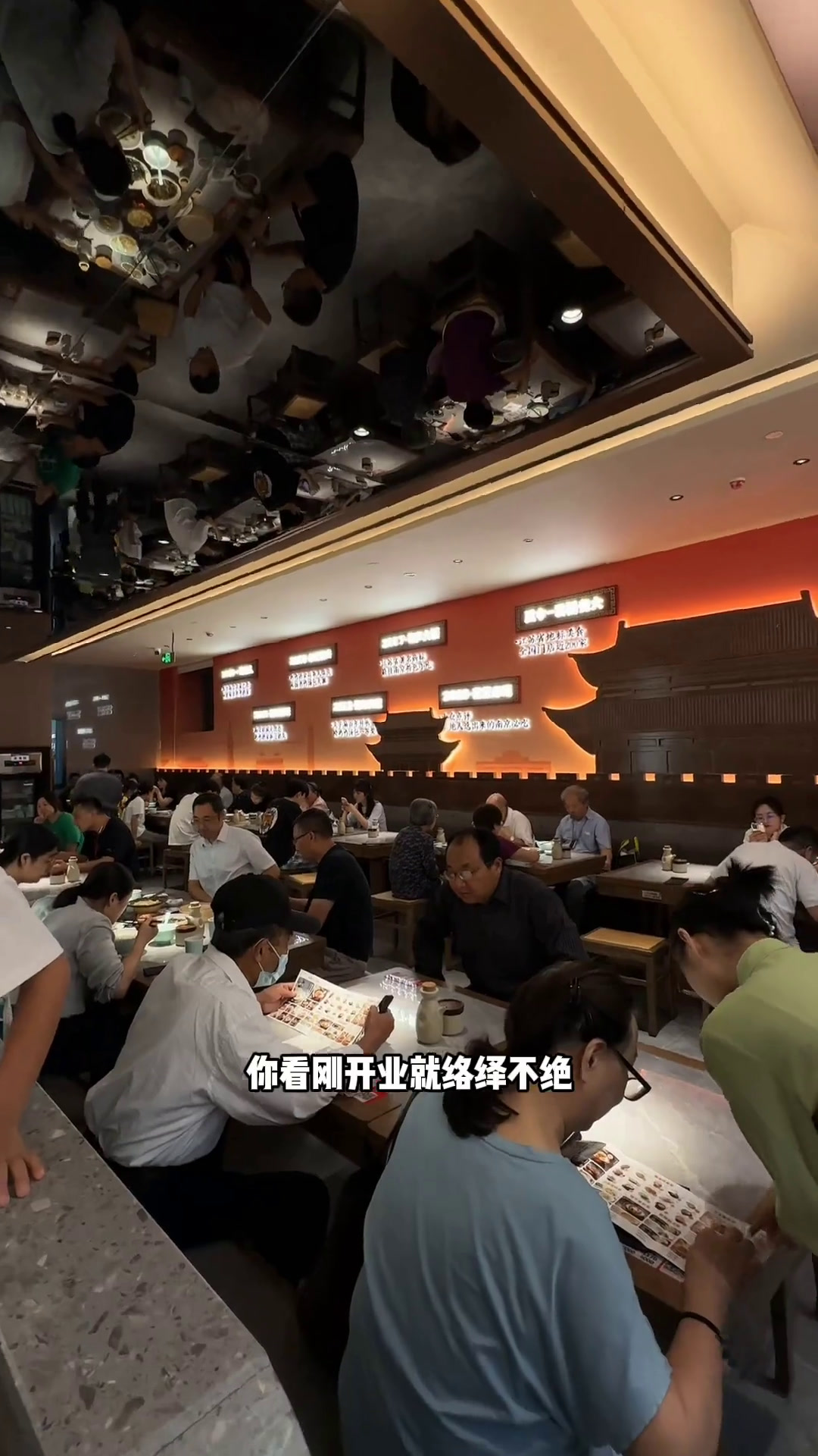 来南京总要打卡一下鸡鸣汤包总店呀不出鸡鸣尝遍金陵来南京吃什么鸡鸣汤包全国总店南京总是吃不够