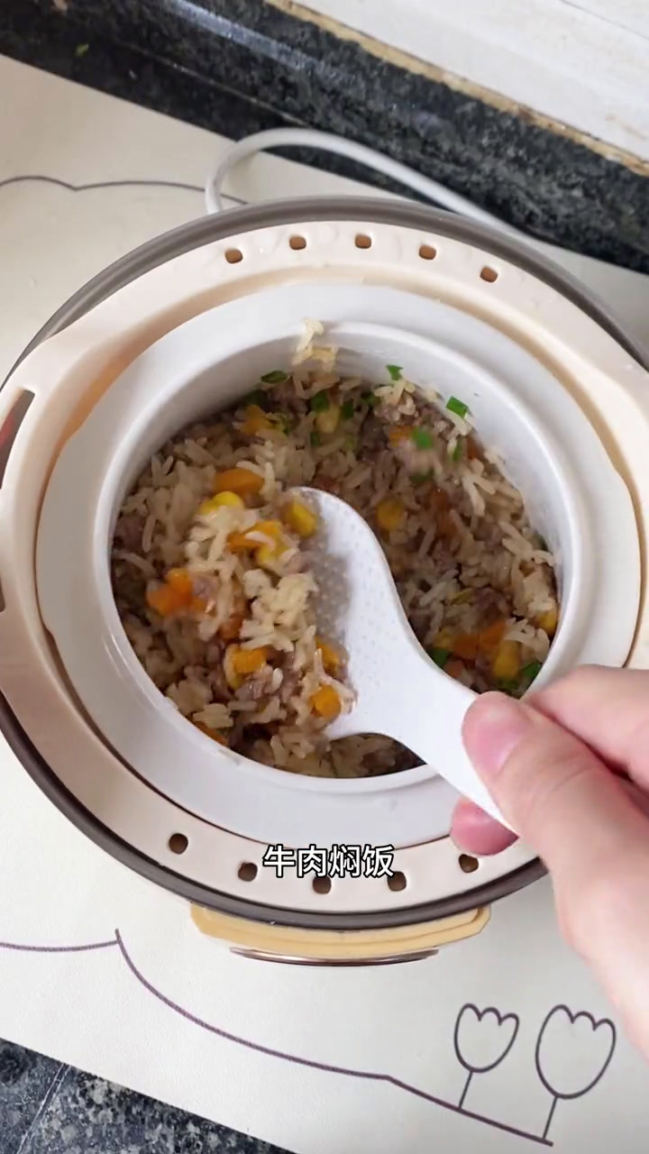 香喷喷的牛肉焖饭来了,做法简单,有菜有肉一口下去好满足,可以多给宝宝安排哦
