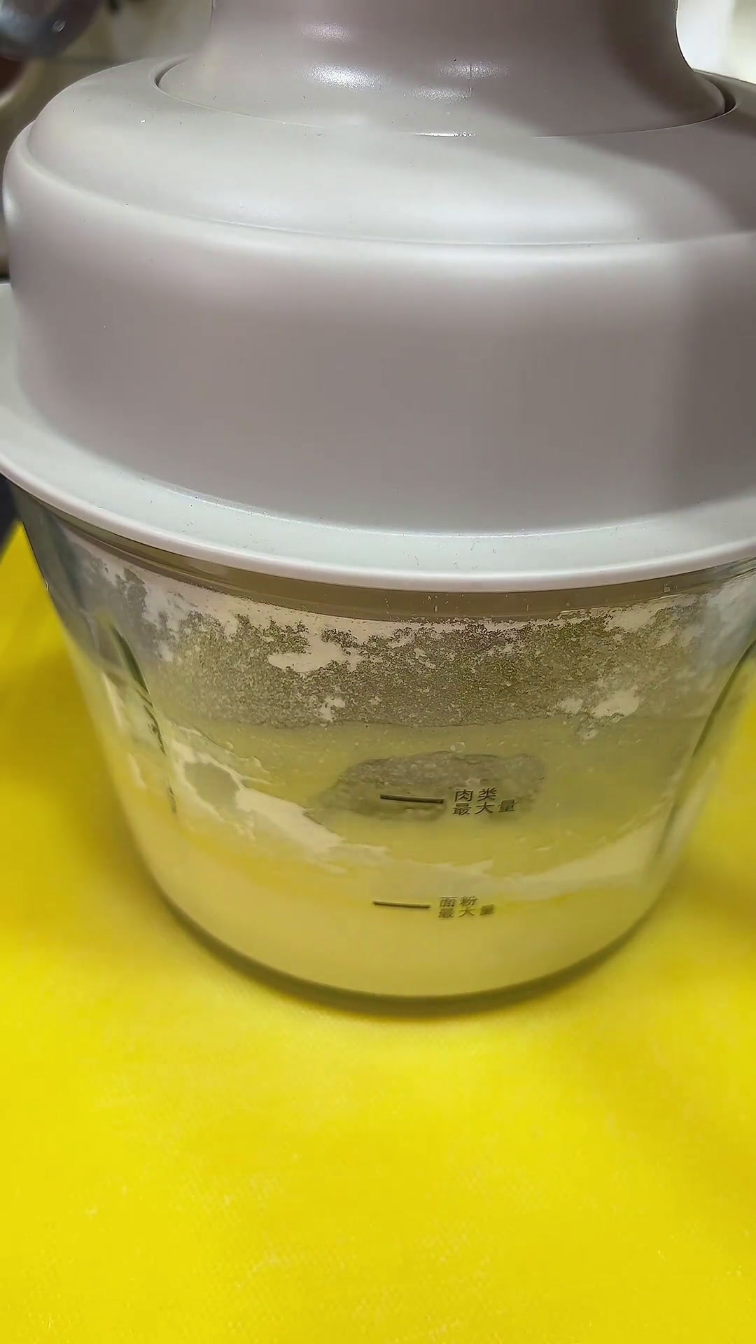 家里面有孩子的就来做这个蛋糕。蓬松又嫌软。自己在家做的干净又卫生。孩子吃的也放心每日美食分