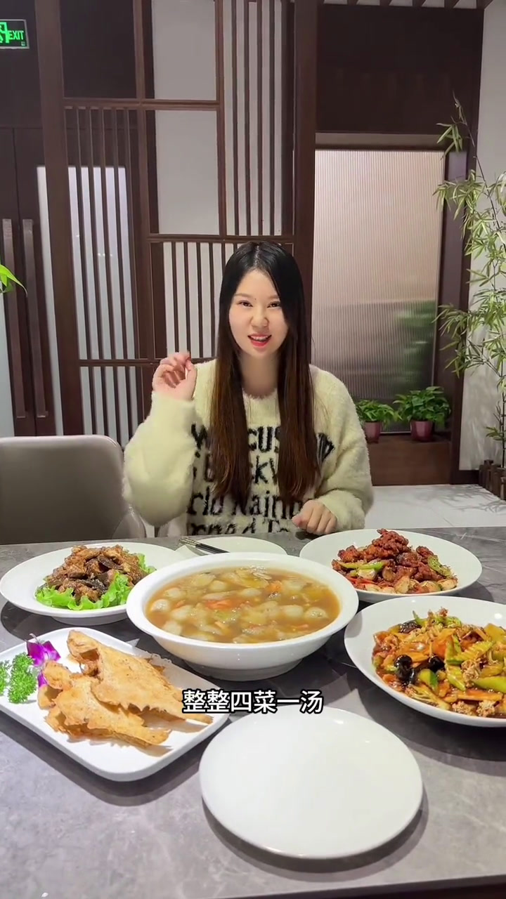 一家30多年的鲁菜老店博山菜的口味也非常正宗,有宴请的老板们赶快来华富大酒店安排起来吧!博