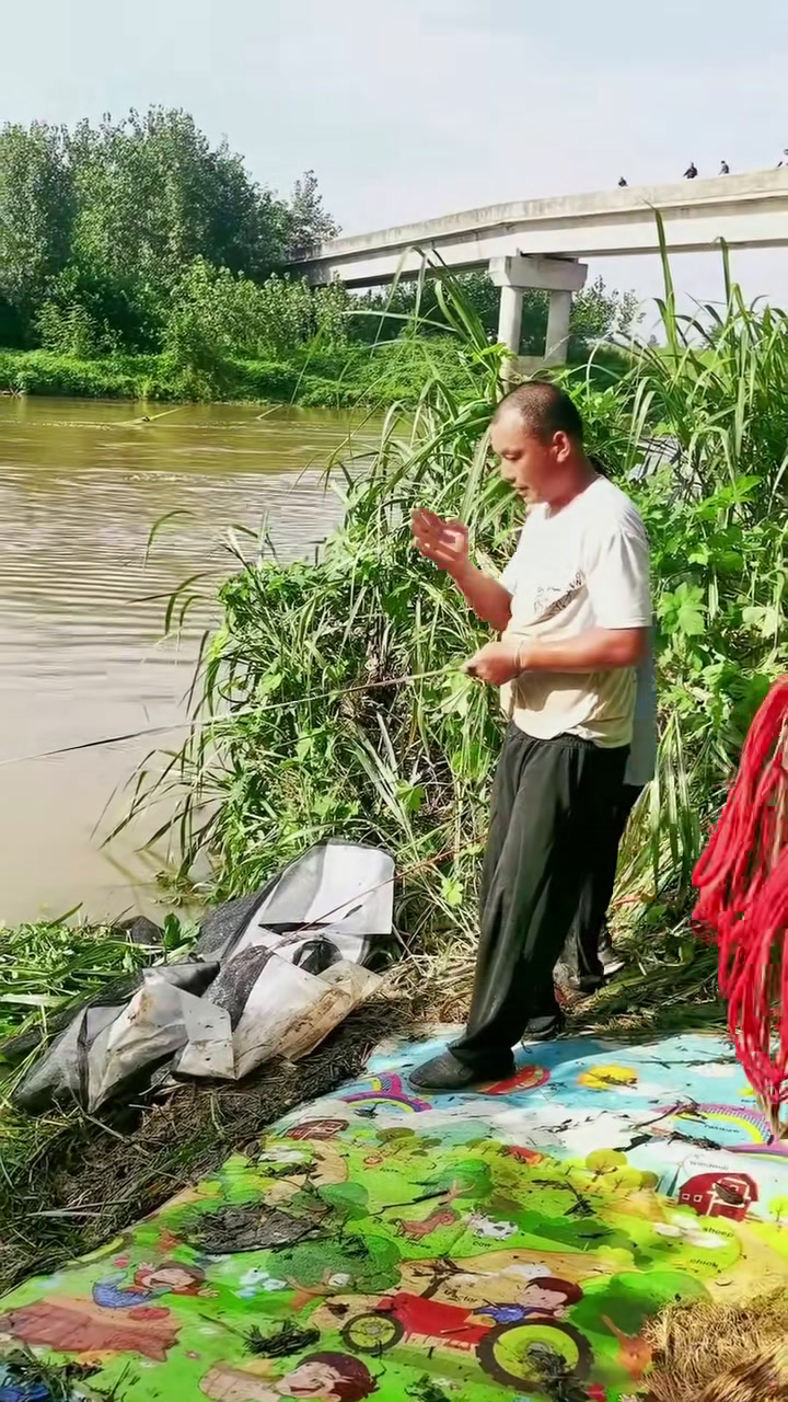 户外撒网捕鱼 撒网 佳明探鱼器