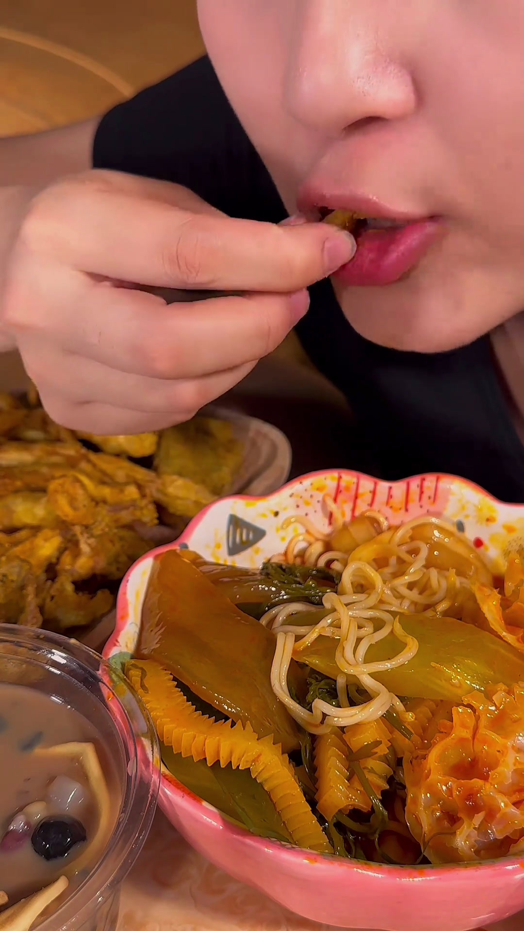 素菜曹氏太好吃了～配烧仙草糖水嘎嘎搭!曹氏鸭脖宵夜妈呀太香了嘎嘎好吃好吃到停不下来