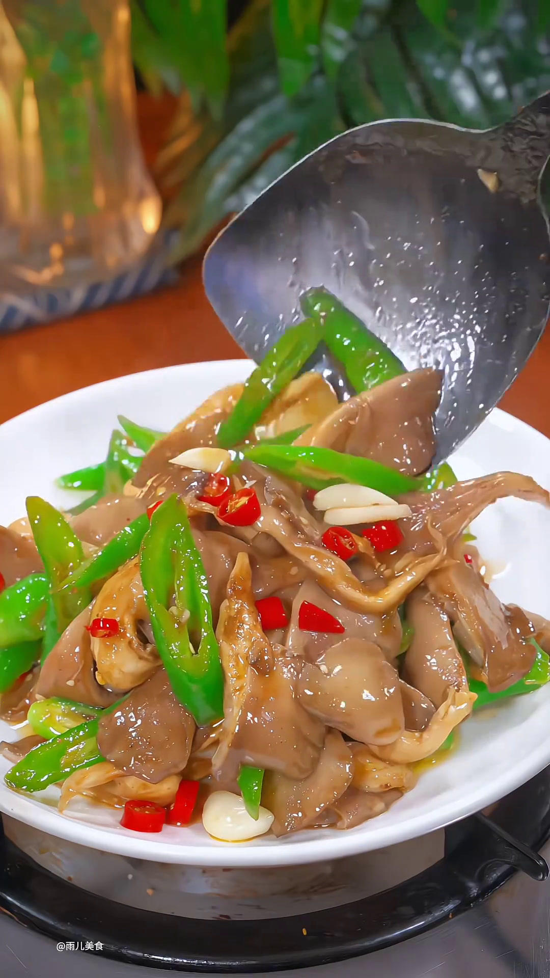 平菇这样炒,拿肉都不换!美食教程青椒炒平菇平菇的家常做法妈呀太香了
