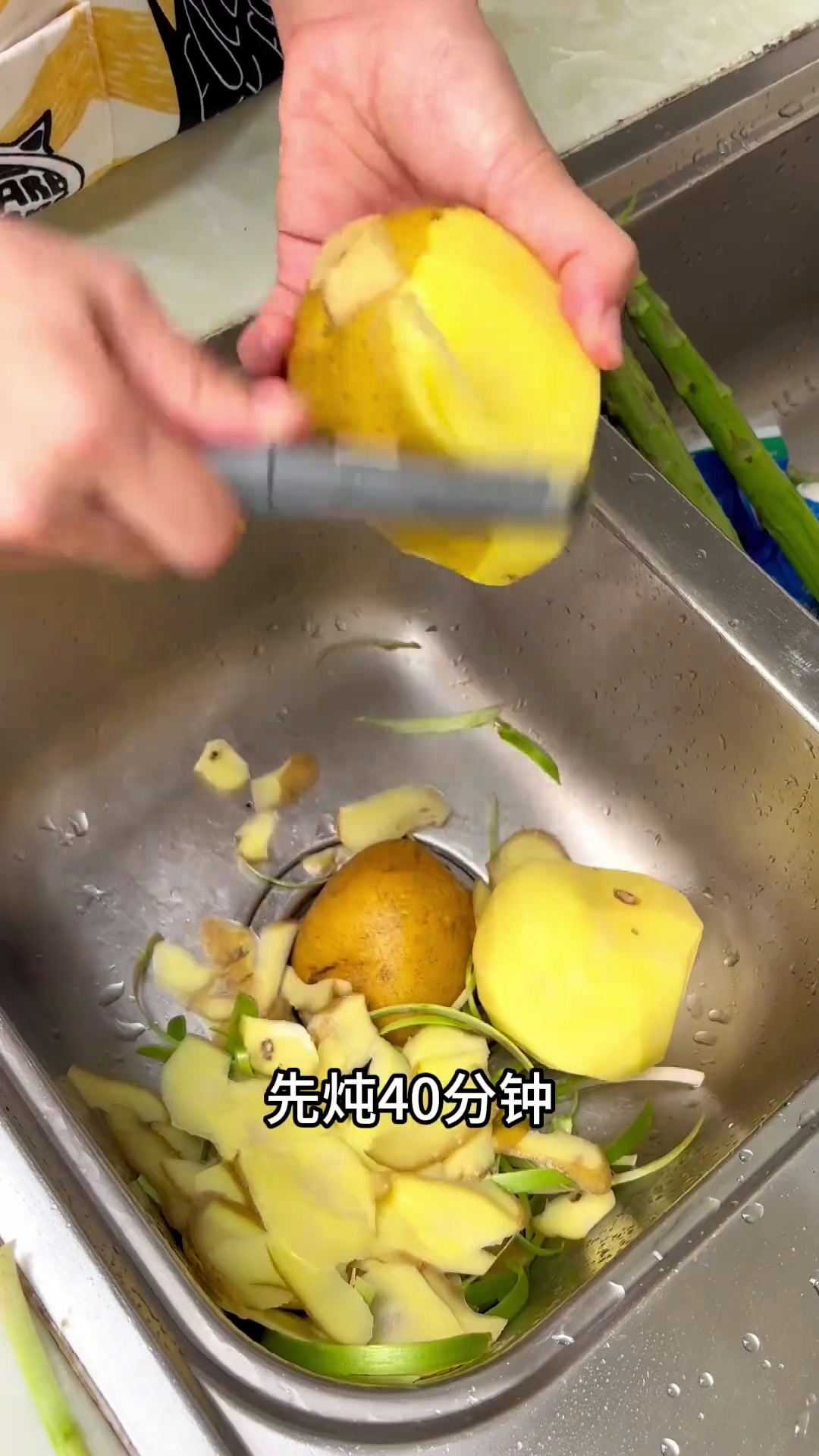 土豆炖肉又绵又糯,海参蒸水蛋也好嫩滑,芦笋百合炒虾仁清脆爽口,咸猪骨煲芥菜胆,有菜有肉又有