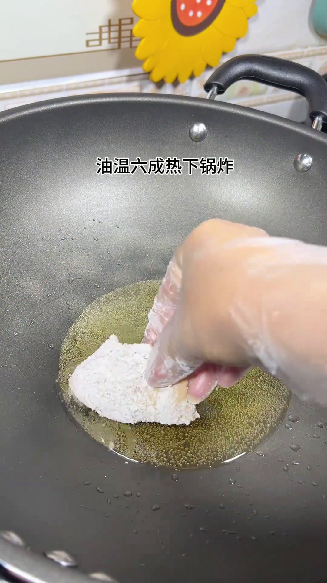 今天周末下午茶给儿子做了他们爱吃的椒盐鸡翅培根饭团烤蛋塔燕麦绿豆莲子甜汤真的好好吃潮汕下午