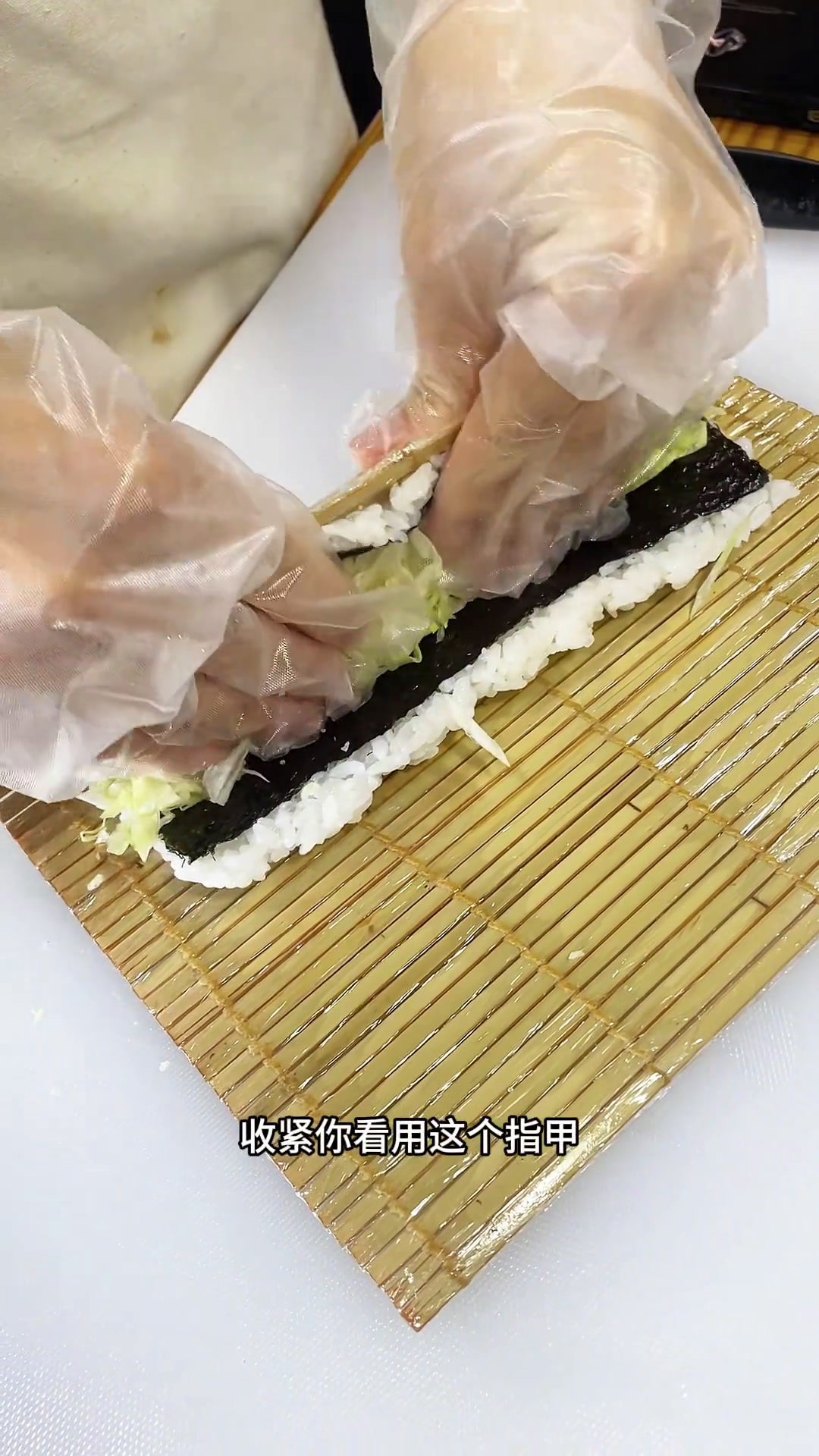 今天教大家做这个好看又好吃的三文鱼寿司!材料不固定,其实大家爱吃什么都可以放进去。我放的大