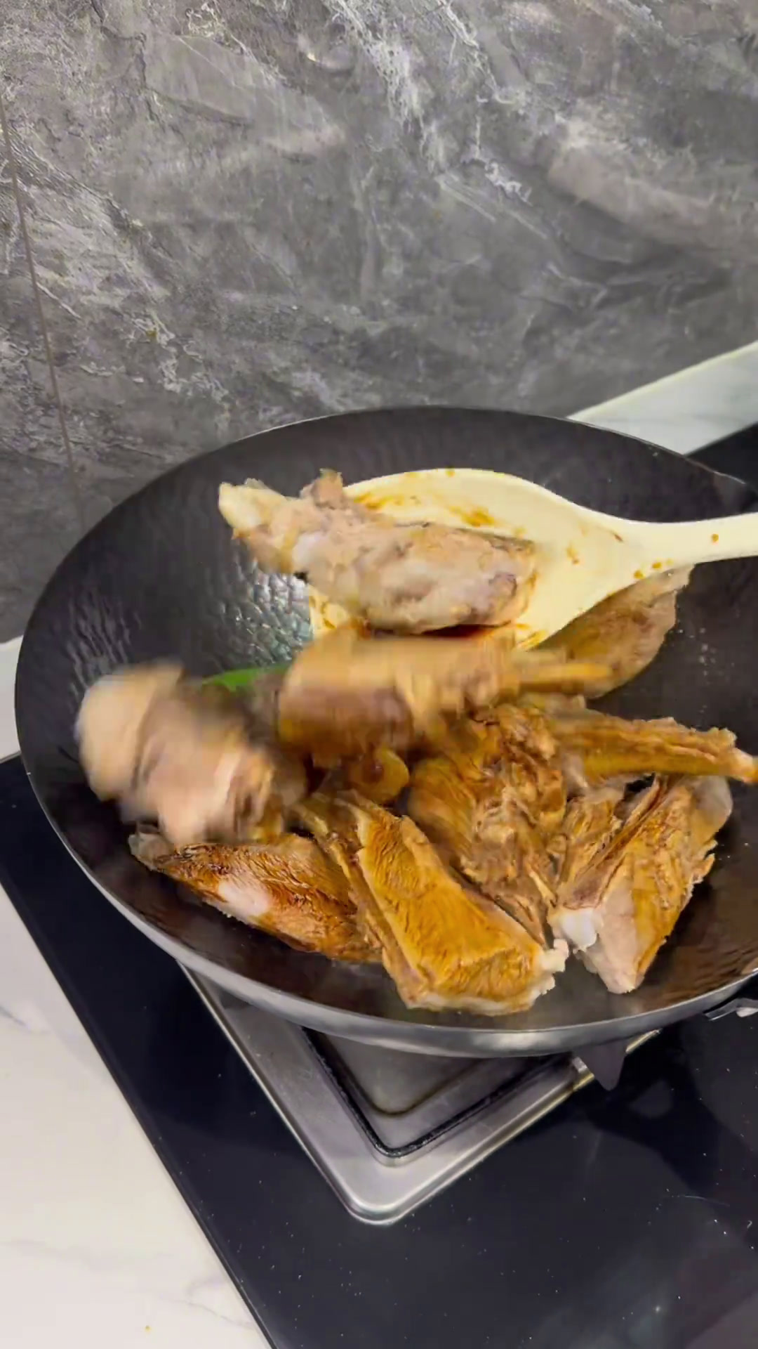 莴笋干炒腊肉这道菜很少在饭店里看到,只能在有特色的土菜馆才能吃到,学会了又是一道拿手菜学会