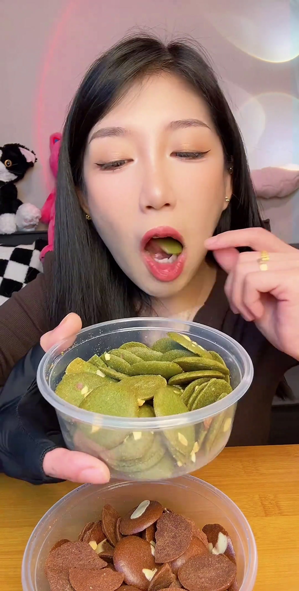 抹茶的好好好好吃!抹茶脑袋在哪里啊!不甜哈就是微苦的那种混合口味哦!可以常温的摩卡味MCT