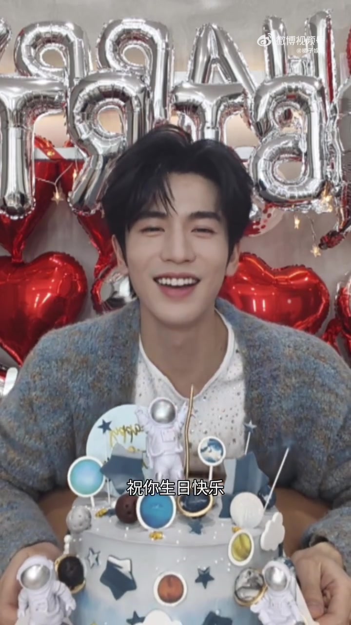我笑晕了张凌赫直播把自己生日蛋糕蜡烛笑灭了哈哈哈哈哈哈哈哈哈
