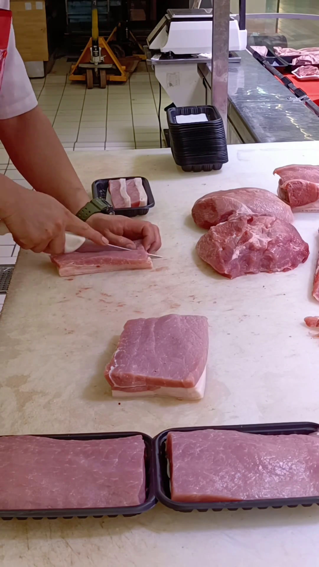 上超市大家会买精品盒的猪肉,还是卖散台的猪肉猪肉同城美食每天都是新鲜食材美食创作者大会