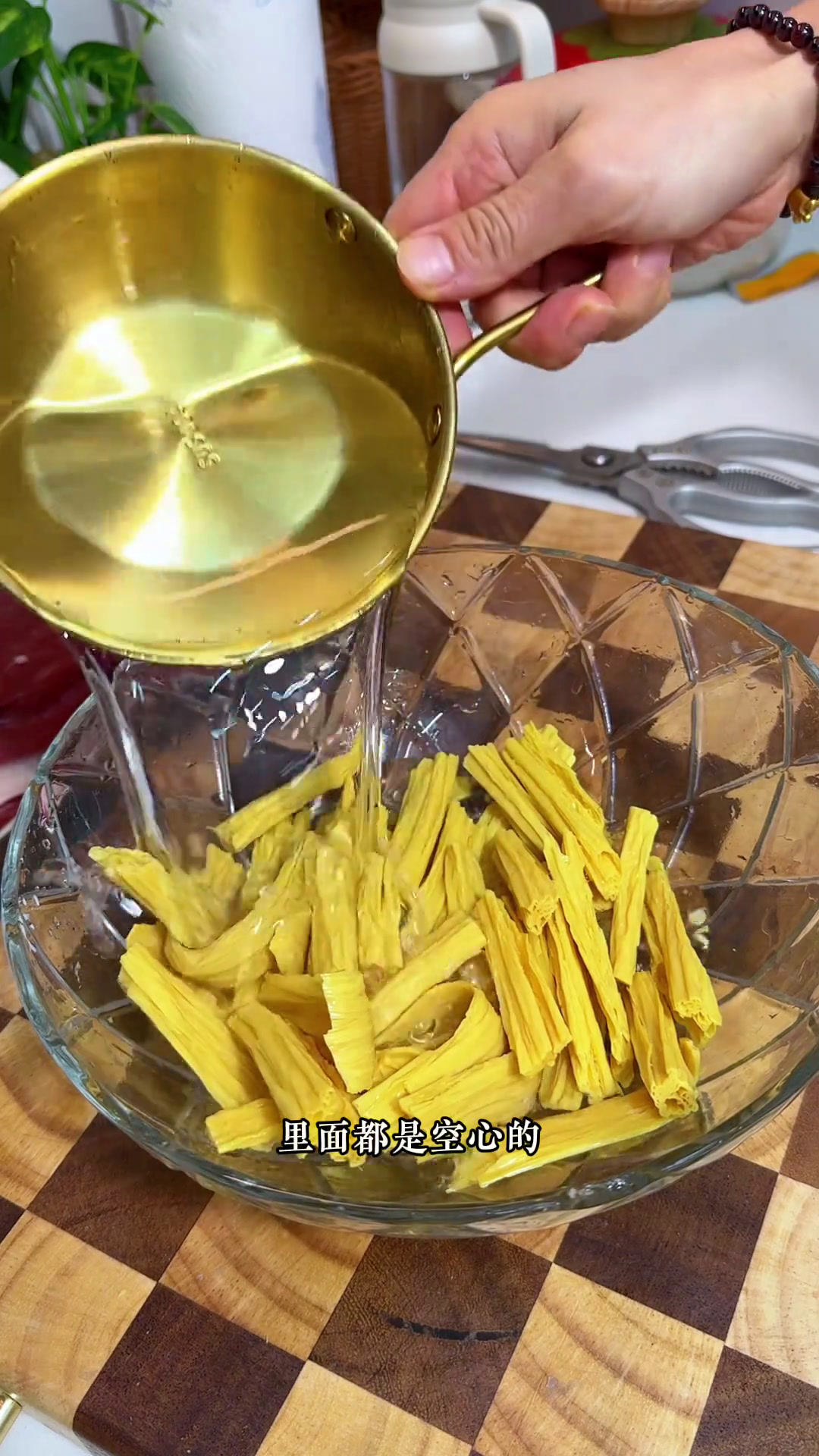 今天做了腐竹焖牛腩,腐竹吸饱了汤汁,牛腩也炖的软趴趴,特别入味又下饭腐竹牛肉煲妈呀太香了家