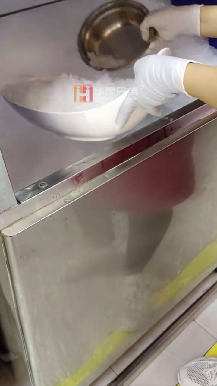 火锅店摆盘用冰 片冰机 雪花制冰机 方块制冰机 华豫兄弟制冰机厂家  制冰 片冰机 雪花制