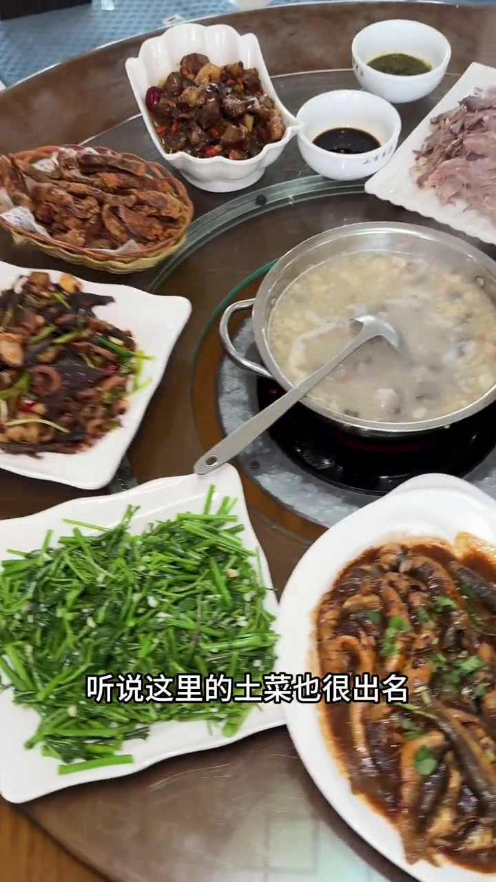 在本溪羊汤一条街有这么一家本地人都来打卡的鹏飞羊汤土菜馆,不仅羊汤正宗土菜也很不错本溪旅游