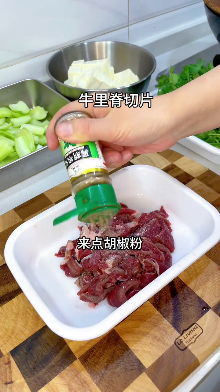 早上7点出门,晚上6点回家,小学生也很幸苦吖,晚上我都尽量做孩子爱吃的菜