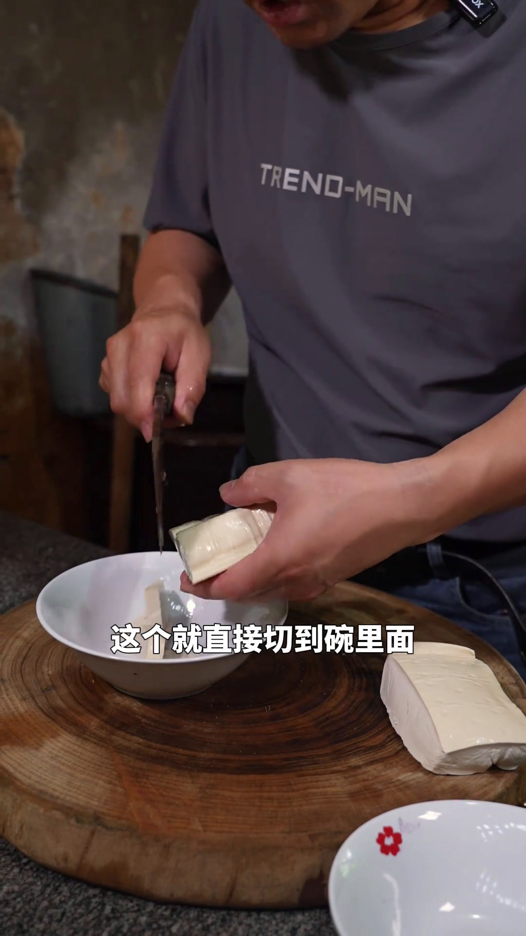 简单易做的干椒蒸白豆腐,软嫩鲜美。何阳蒸菜跟着学做菜