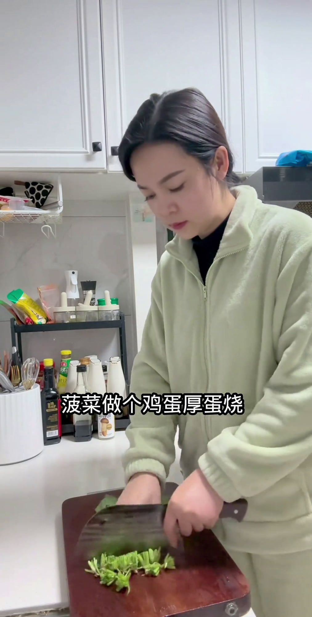 美好的一天从早餐开始!家里孩子不喜欢吃菠菜的姐妹们一定要这样做菠菜鸡蛋厚蛋烧在配上一晚热乎