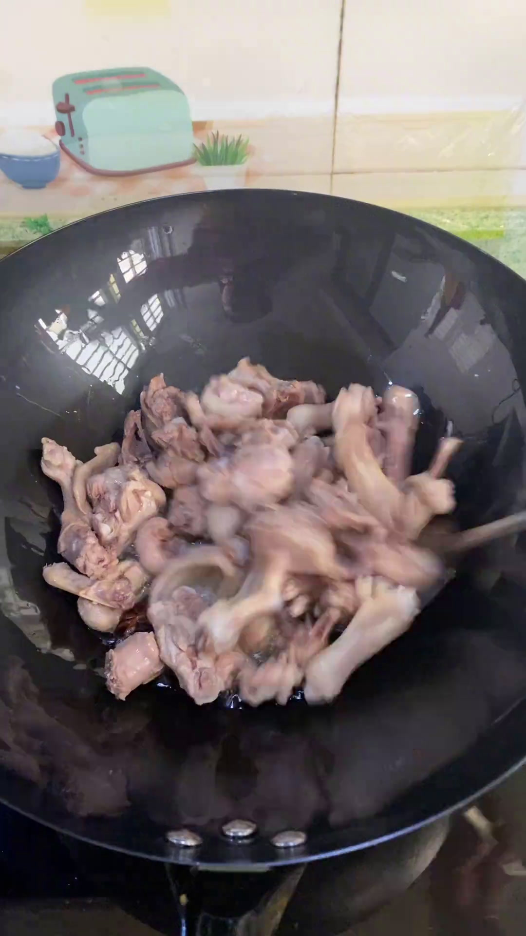 土豆炖鸭肉这样做太下饭了,做法也很简单,切好的水开烫一下,锅里热油,加生姜,香叶,八角,桂