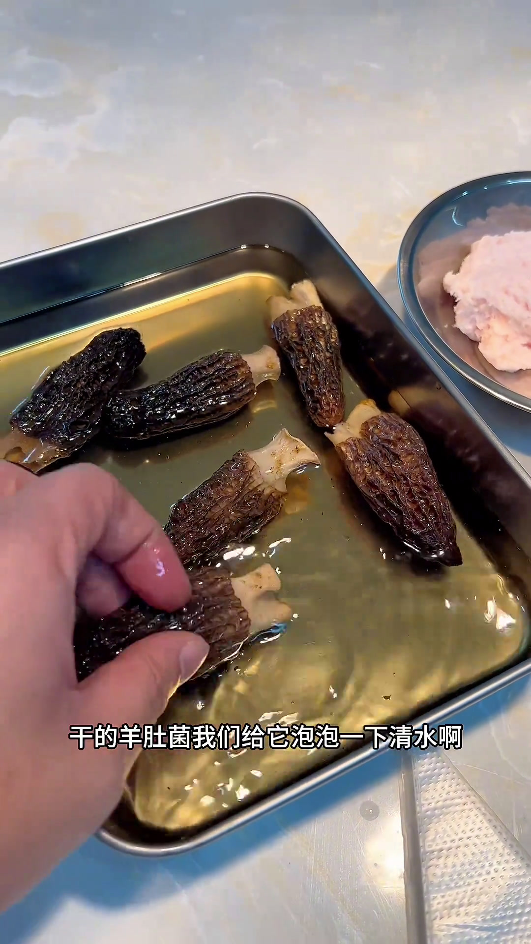 这是一款我们做了很多年的一道位上菜、迷迭香烟熏羊肚菌魔法主厨手法仅代表主厨个人的烹饪方式方