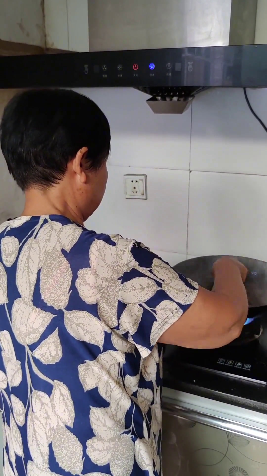 炸酱就像是生活百味的浓缩。要想细细品味这碗炸酱面的独特韵味,首先得学会接受那份略显突兀的咸