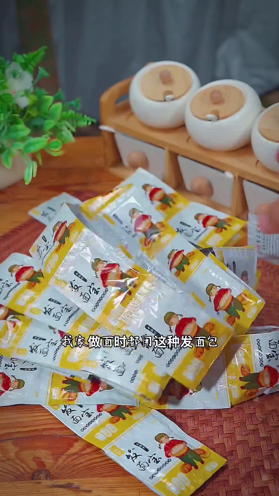 玉米饼子做法简单一看就会喜欢的做起来吧。黄金玉米饼在家做美食简单又好吃玉米面新吃法软糯香甜