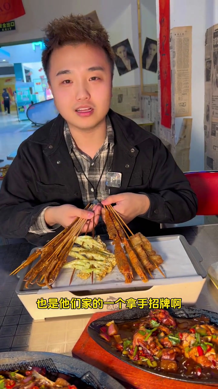 谁懂这一口的好吃程度春日好食光夜宵烧烤东北烧烤一吃一个不吱声铁板,小烧烤太好吃了