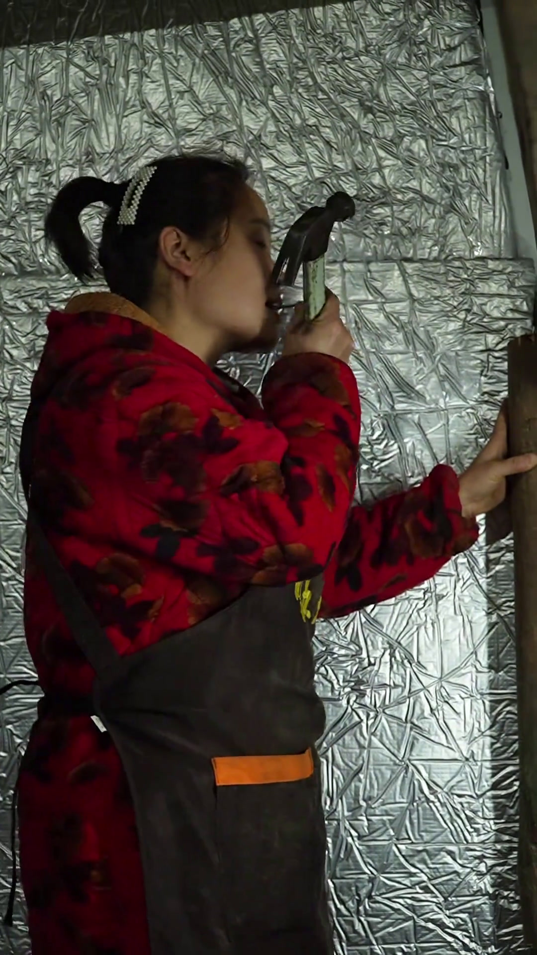 今天亲家帮我搭晾腊肉的架子,藏起来的好货被发现了