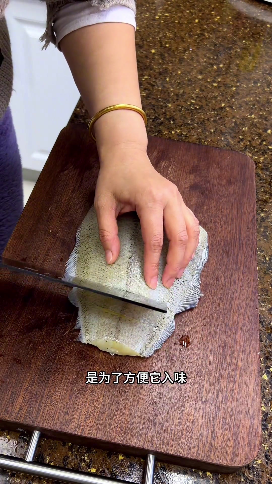 现在年夜饭菜单里除了红烧鱼,清蒸鱼也慢慢的加入进来了。清真鲽鱼肉质鲜嫩,肉厚,而且就一根主