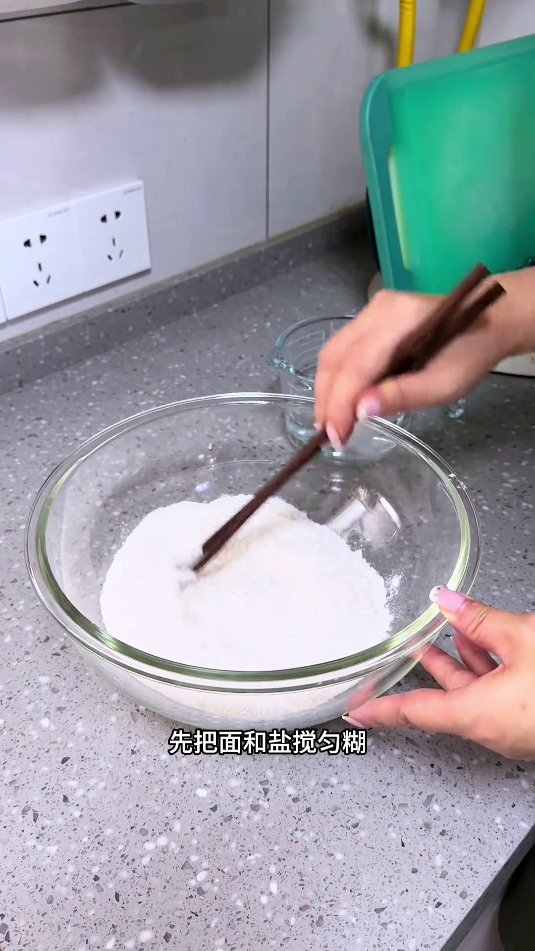 很开心,终于穿上了五年以前的小裙子,今天早饭做了韭菜馅饼,第一次做没想到这么好吃。记录真实