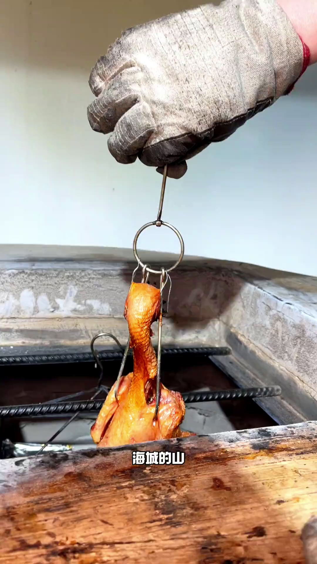 这窑烤的东西味儿真正啊享受美食土窑鸡土窑坑烤好店大口吃肉