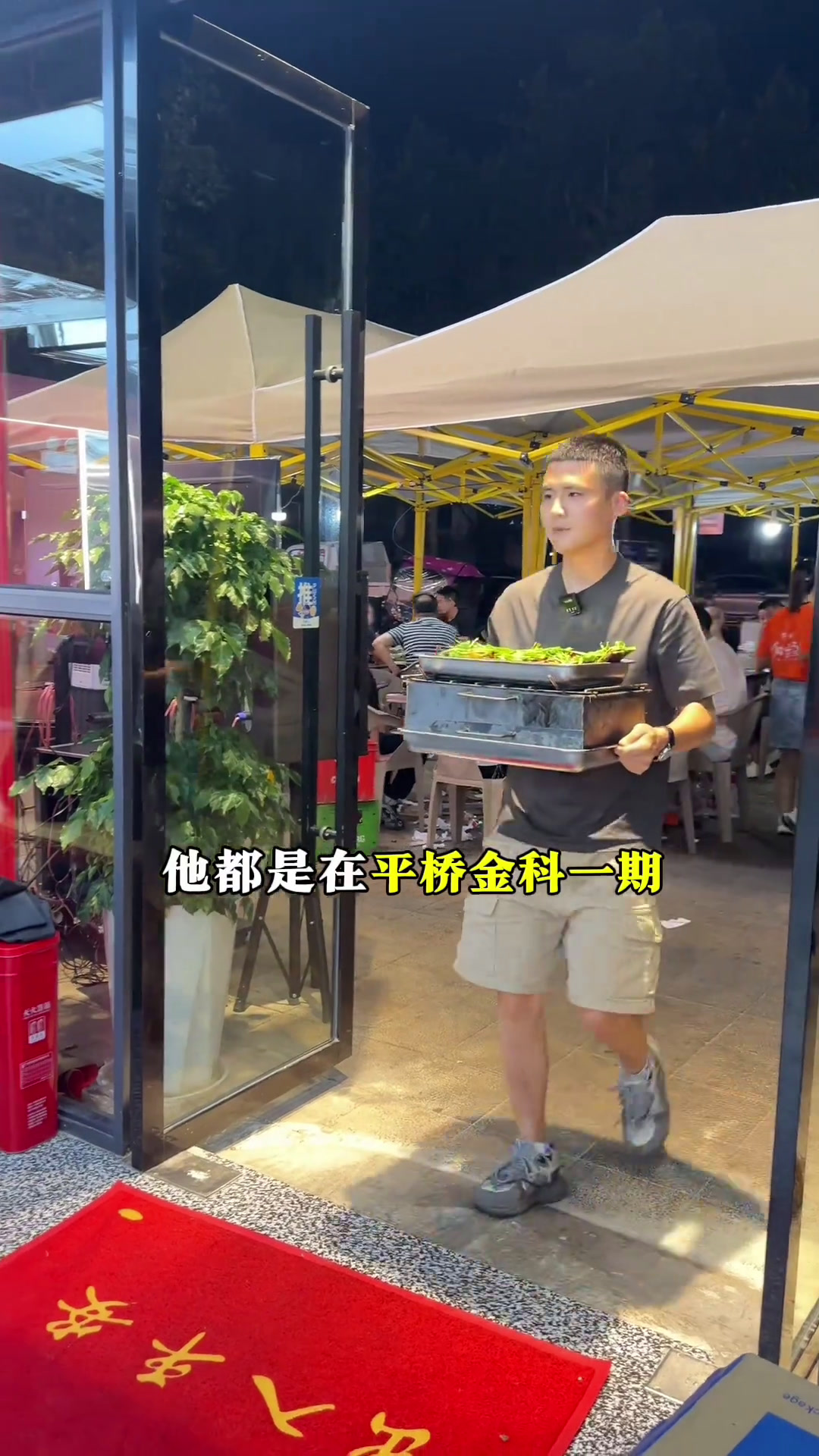 00后的一个开州小伙,不继承家业,却选择了在金科一期旁边开了一家有特色的夜市大排档好吃不贵
