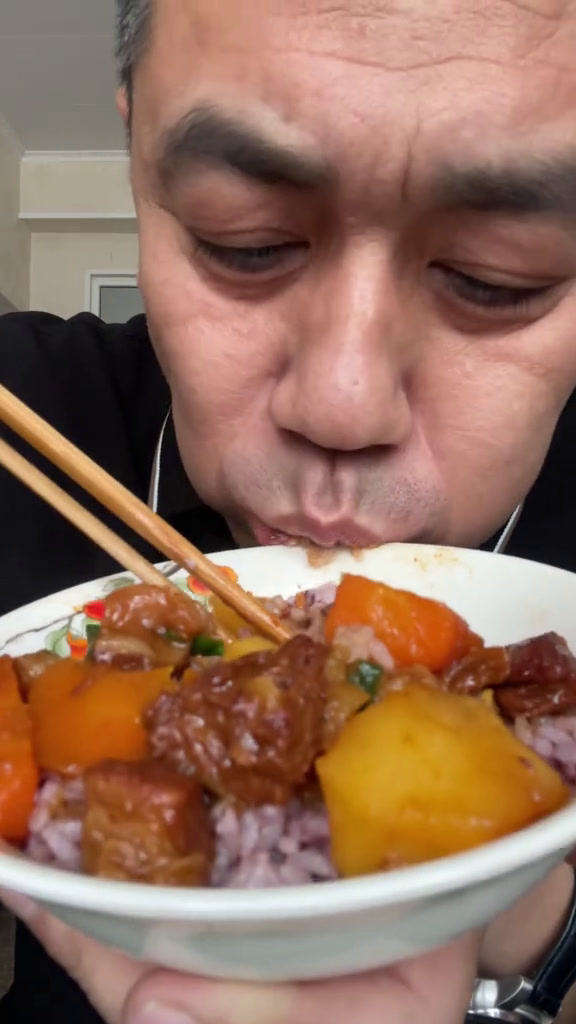 孩子他姥家的伙食柿子牛腩炖胡萝卜土豆,再来一口孩子他姥做的下饭神器!哎呀我去,嘎嘎好吃!开
