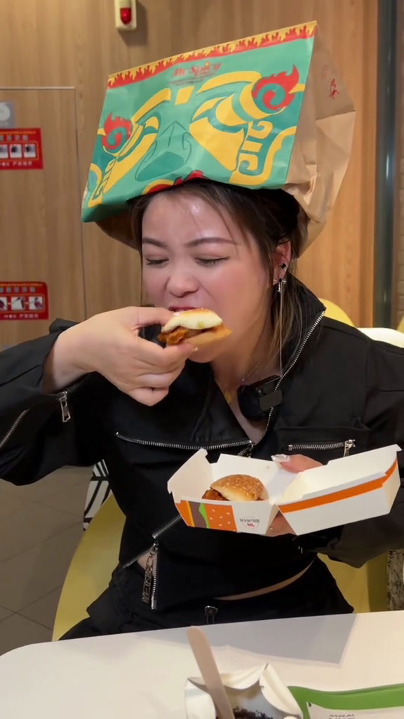 麦当劳新品巴适得板火锅风味麦辣鸡腿汉堡你们吃过吗?一口麦辣一脸爽辣麦当劳三星堆麦当劳