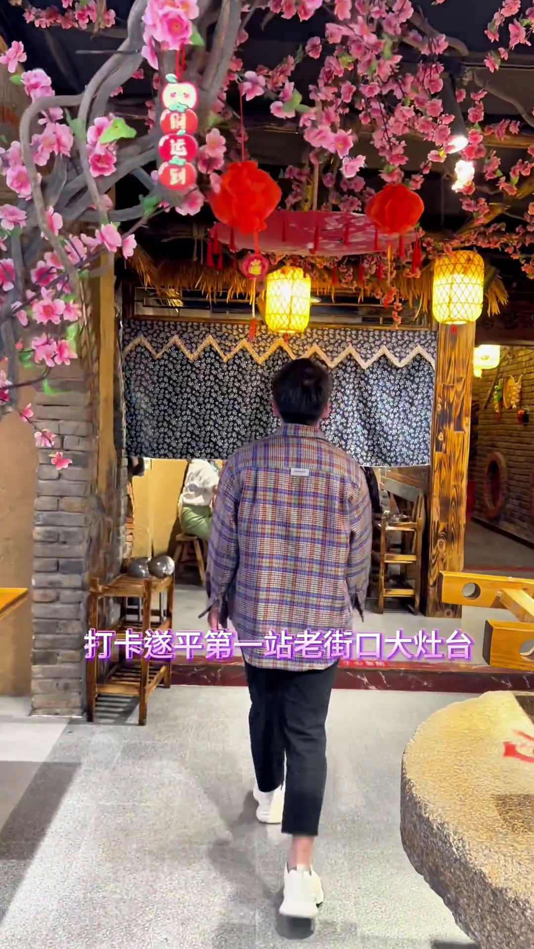 地锅炖大灶台被地锅鸡香迷糊了地锅鸡贴饼谁懂这一口的好吃程度美食官