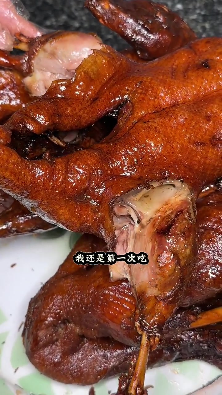 动车来回两小时!只为乐山这只甜皮鸭!这家甜皮鸭就藏在小巷子里,很多本地人都是常客。鸭肉细嫩