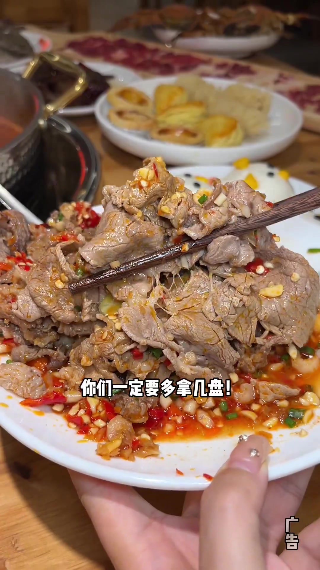 成都的自助火锅已经这样了吗?鲜切牛肉、大闸蟹、海鲜、烧烤直接敞开吃……蜀牛婆鲜切牛肉自助火