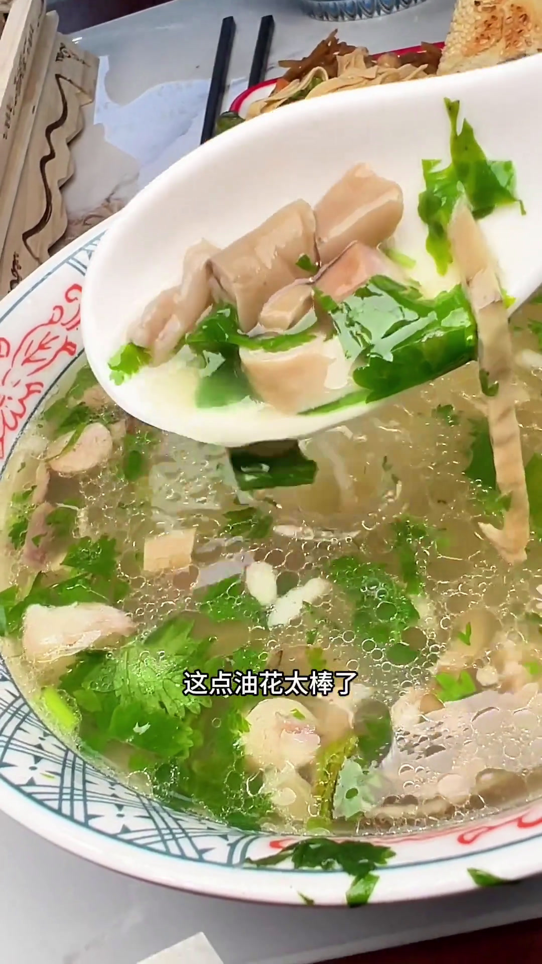 开在崇礼的宝藏羊汤馆子,老板一家就是平泉人,羊汤鲜香量大,价格还不高,搭配芝麻酱饼太棒了,