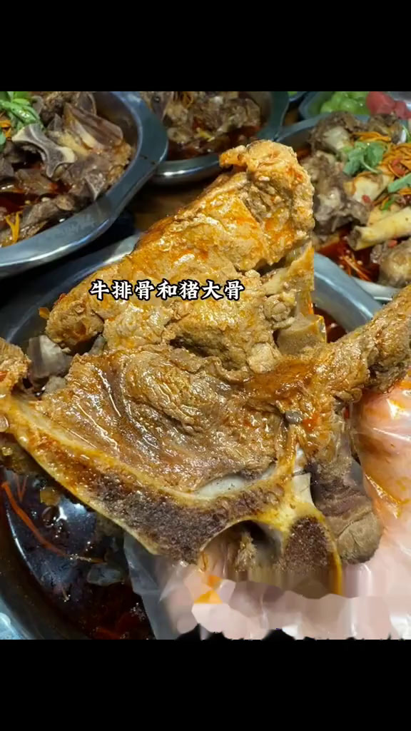 99块钱三个人畅吃羊蝎子、羊棒骨、牛排骨和猪大骨!烤串也只要1块钱一串,烤羊排羊腿二选一也
