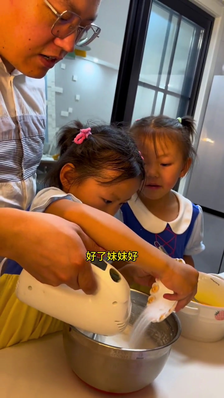 双胞胎女儿5周岁生日,自己给自己做生日蛋糕,在家体验烘培的乐趣,原来好吃的蛋糕做起来这么麻