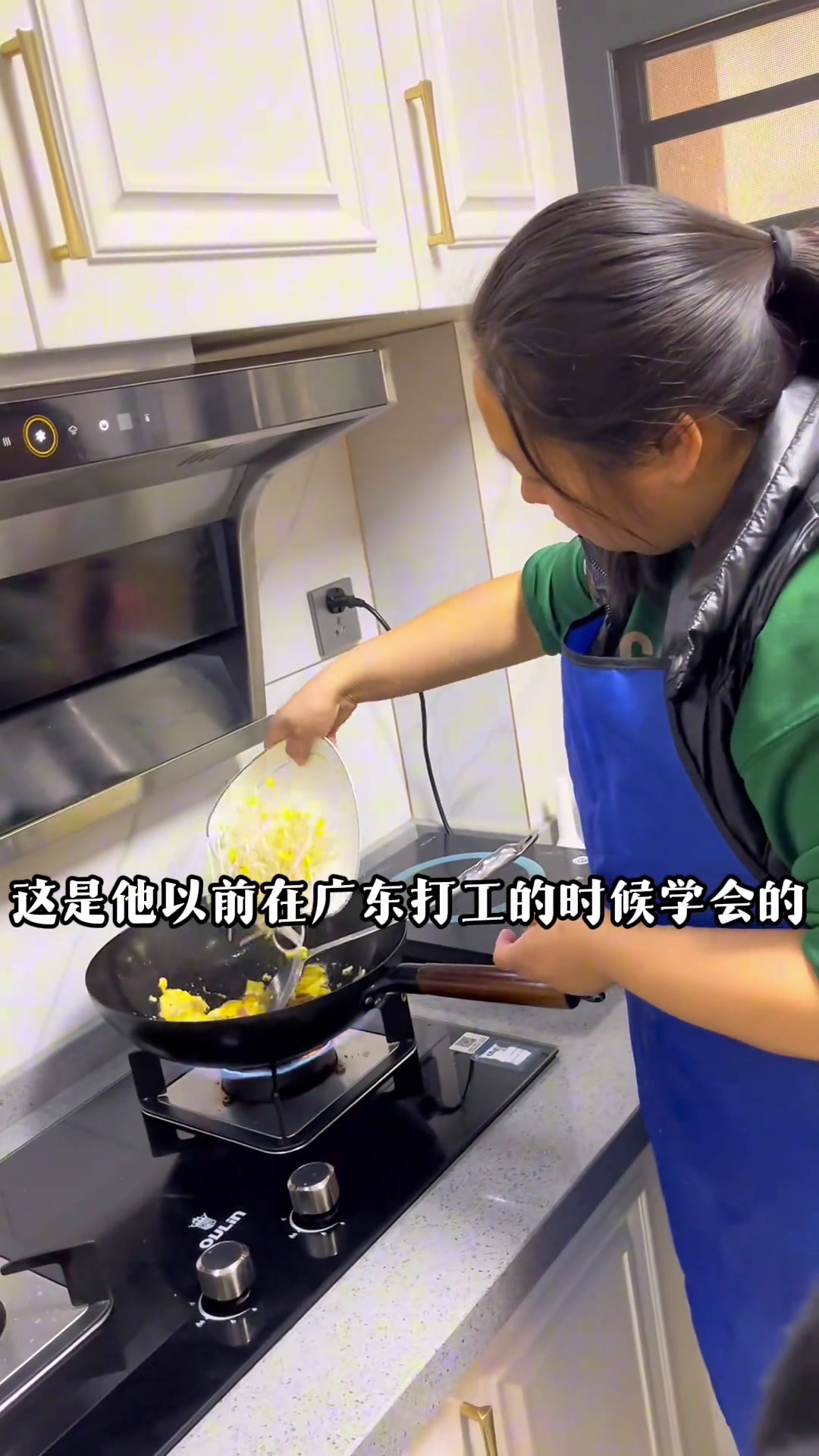 今天中午我姐说她来做饭,好久没吃家里的饭菜太想念了,让她给我做一份炒米粉,这个新竹米粉平时