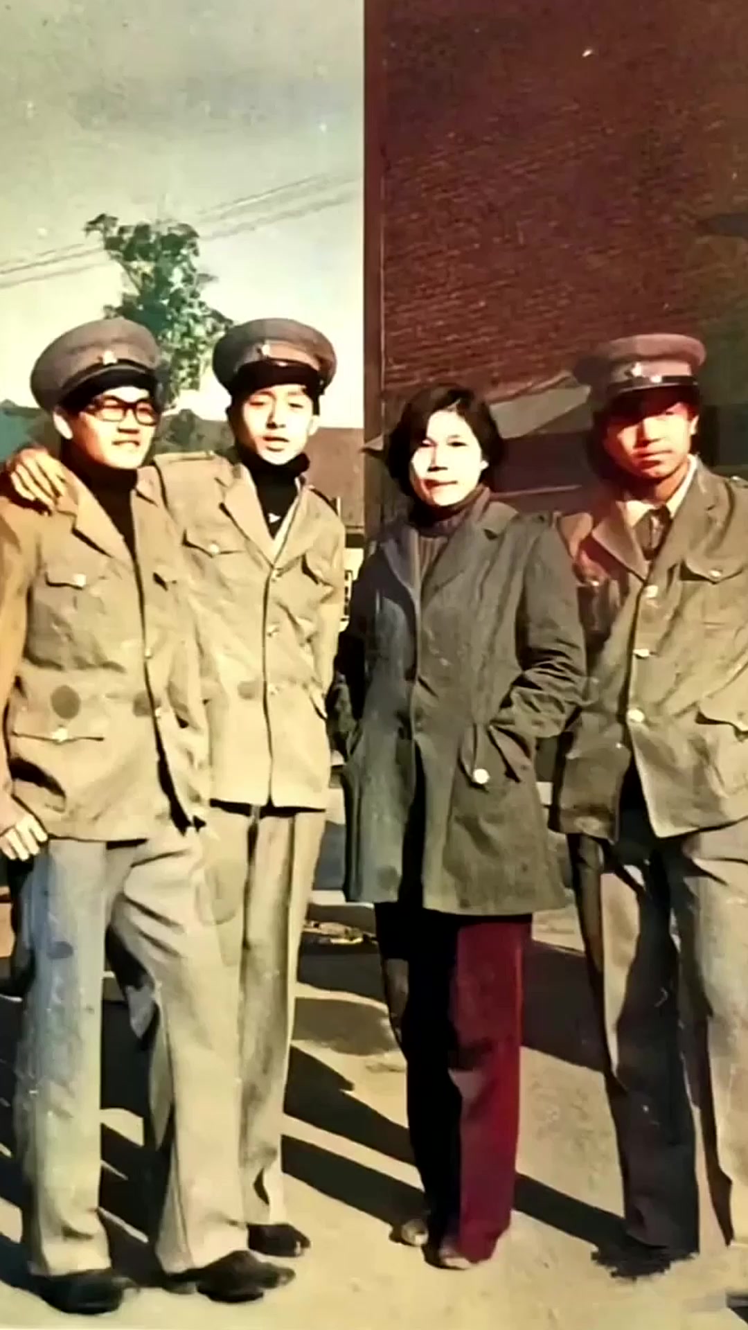 这张照片拍摄于1985年,四川省成都市郫县的成都铁路工程学校